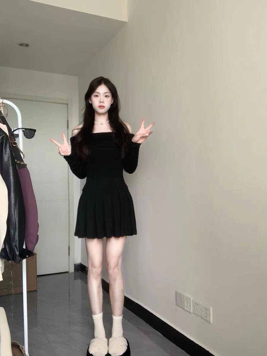 黑色战袍一字肩挂脖针织连衣裙好辣妹穿搭