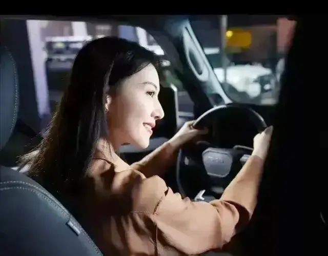 一汽丰田普拉多品牌大使高圆圆，将会吸引更多消费者关注这款车