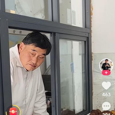 德善双馨：你们看看大衣哥朱之文又在欣赏着