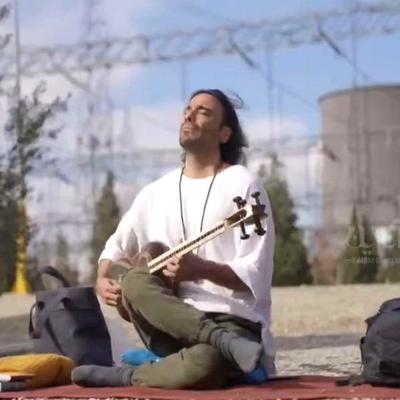 南风：伊朗作曲家阿里·卡姆萨里，抱着他的