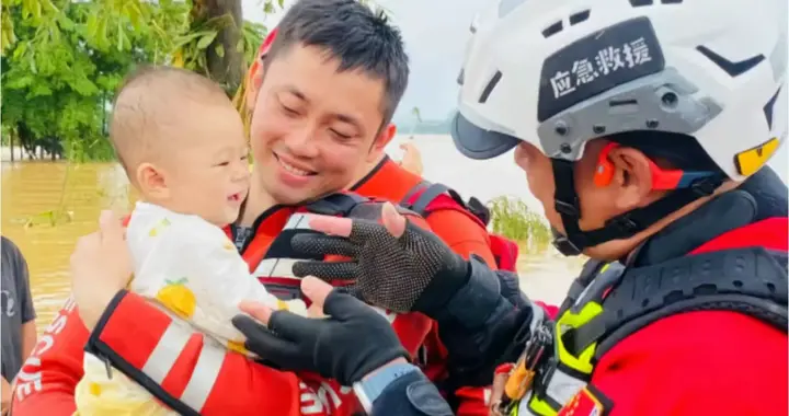 广西抗洪救灾温馨一幕，消防员抱着婴儿温情互动