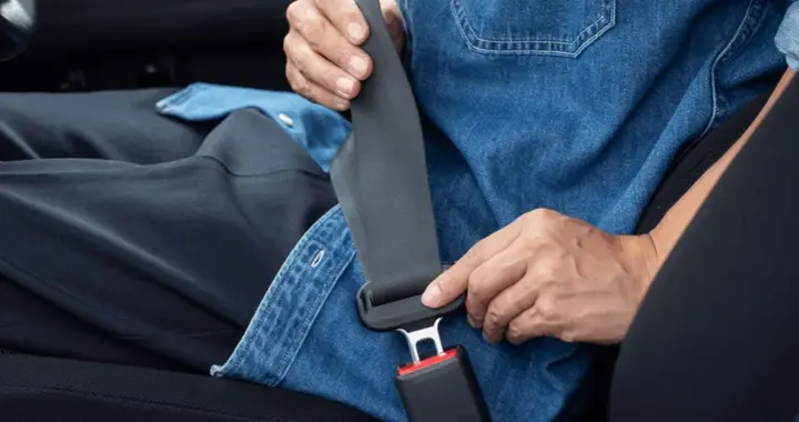 汽车“安全带系得越紧越安全”吗？如何正确佩戴安全带？