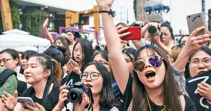 低保户就不能看演唱会吗？女孩花几千块追星，全家低保被取消！