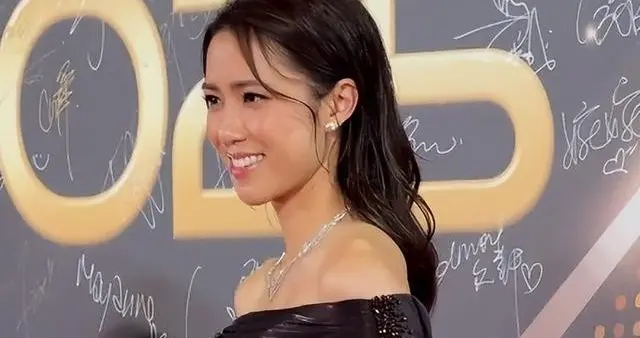 这一夜，70岁米雪秒了78岁的汪明荃，才懂穿着得体的含金量有多高