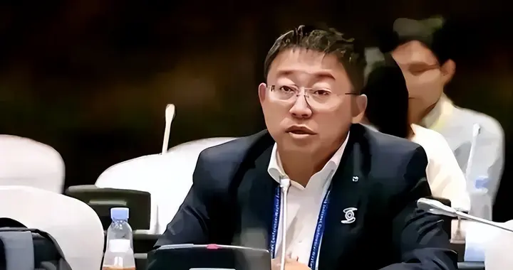 为啥中国精英盼着中国输？复旦教授：中国一旦追上，绿卡就会贬值