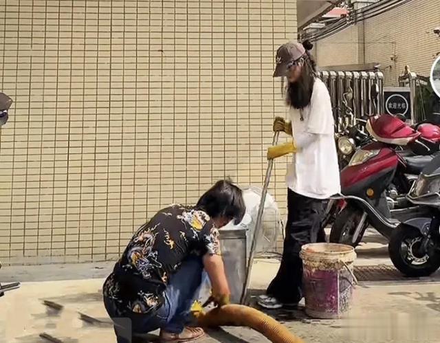 美女月薪五万辞职掏粪，这正能量有点离谱