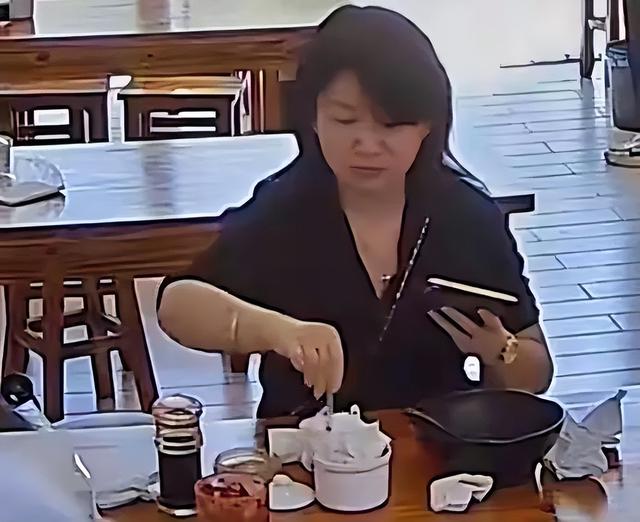 上海鼻涕姐后续！底裤被扒光，华东师范沦陷，压力给到警方