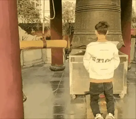 湖光散人：小伙子今天来庙里上香祈福，希望