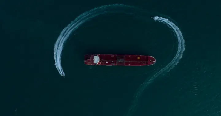 核谈判前夕突然火拼！伊朗炮艇高速追截，美军收到“摧毁”指令