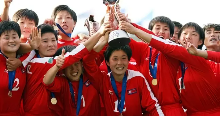 亚洲骄傲！朝鲜女足7连胜0失球，决赛3-0吊打荷兰，全队相拥而泣