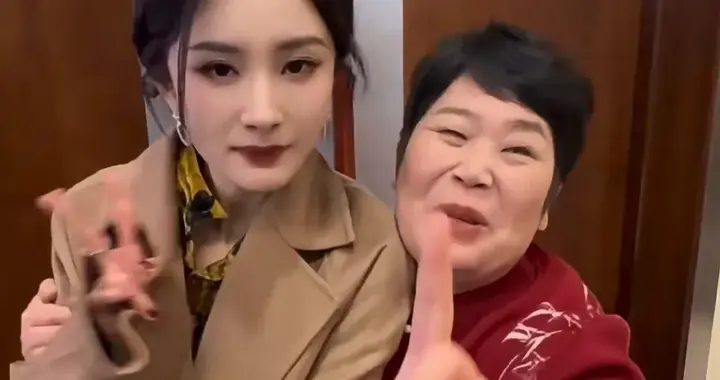 面相全变！杨幂被房主任热情搂抱全程尴尬脸，和杨迪说话娇俏十足