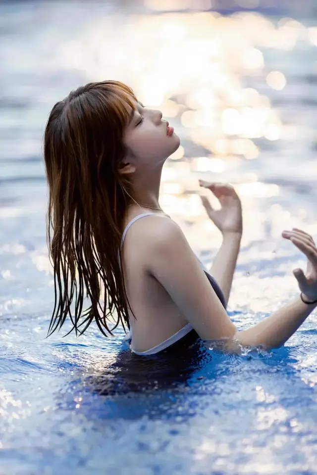 纯欲初恋脸泳池泳装写真