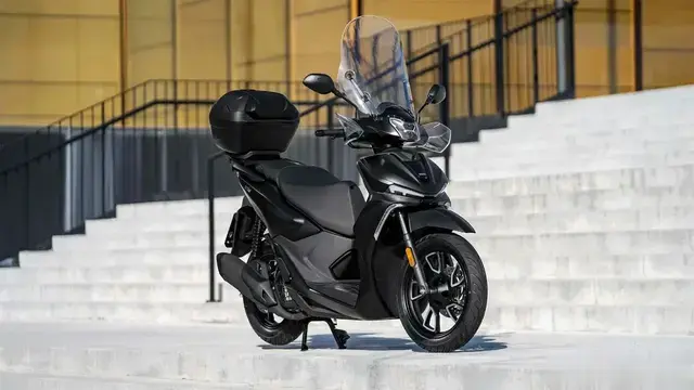 无极在欧洲推出全新水冷125踏板车，折合人民币将近三万