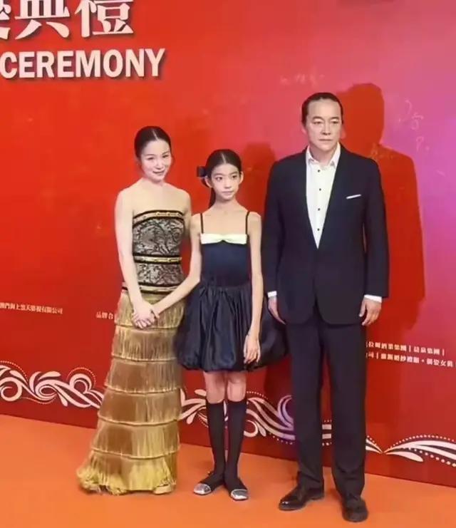 久不露面的江一燕难得出镜，和老公一起领奖