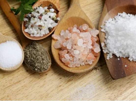 盐与寿命：纠结多吃盐是否延长寿命，不如用心调整饮食习惯