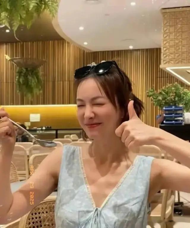 吴昕暴瘦成‘排骨胸’引热议！网友怒批：内娱畸形审美，瘦=美？