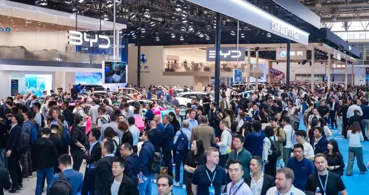 2026北京车展｜比亚迪E3馆炸场，明星老外齐打卡，顶流实锤！