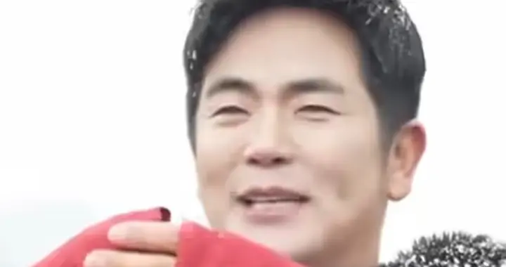 温太医身披大氅现身杭州大雪：这才是刻进骨子里的古风