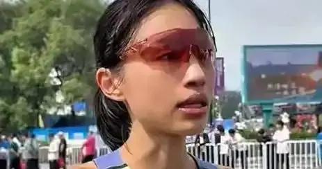 最快女护士赚22万,比同事一年工资还高,如今被医院处分:她输在哪?