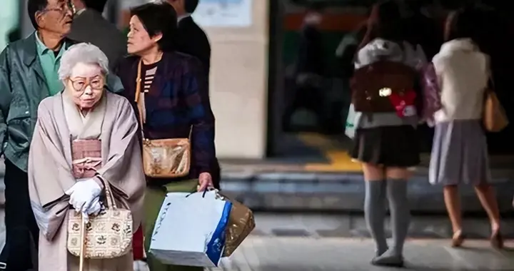 日本养老体系彻底崩塌，给中国提个醒：最先倒下的，恐怕不是老人