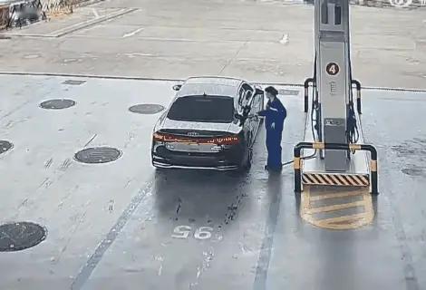 无何而憾：这个司机太贪小便宜了，加完油不