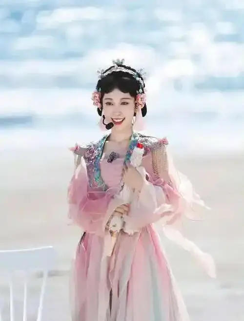 张小婉，不仅喜剧天分很高，她的颜值与穿搭也是一直都在线的！