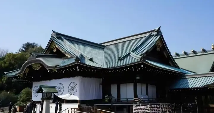 就在今天，日本高层集体拜鬼，解放军报已提清算，高市后路全堵死