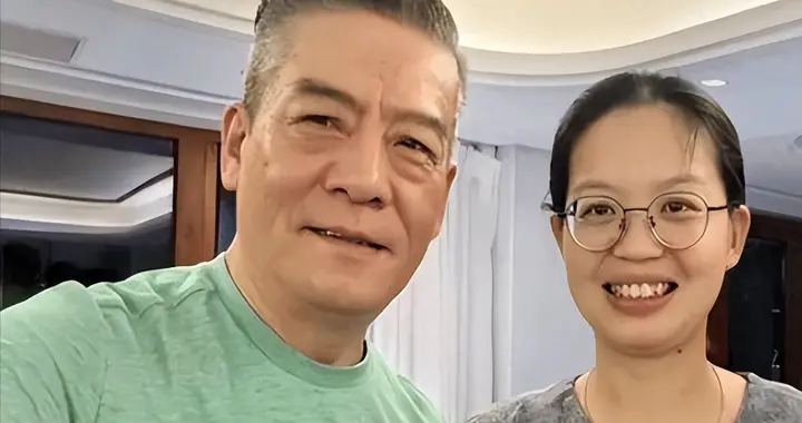 他是著名演员，总演坏蛋导致57岁才结婚，妻子至今没人见过真容