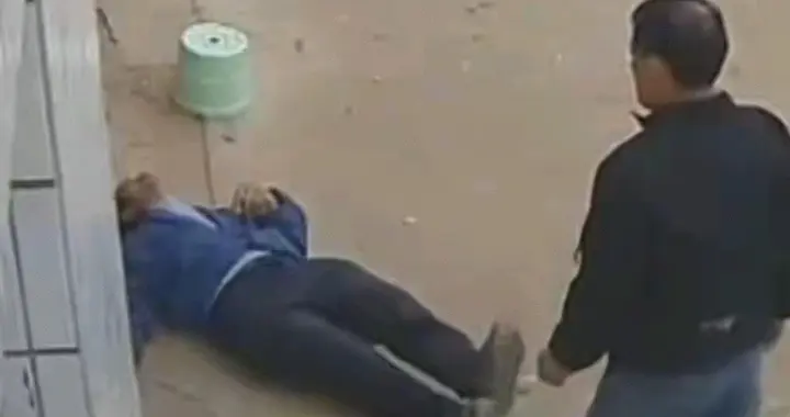 人善被人欺？残疾老人遭邻居殴打，监控还原真相，施暴者跑不了