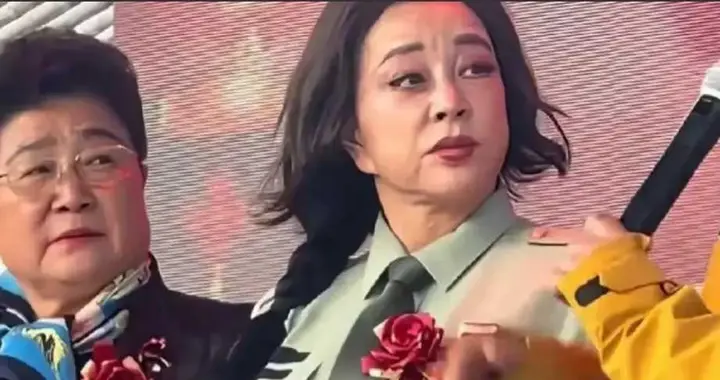 刘晓庆进村六大汉保护 上台表演手抖不停 浓妆艳抹看着有点辣眼睛