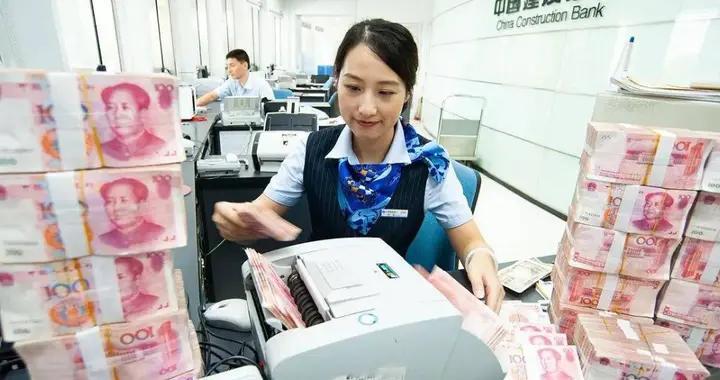 存款过万必须办纸质存单？排队的老人们，真正防的根本不是骗子