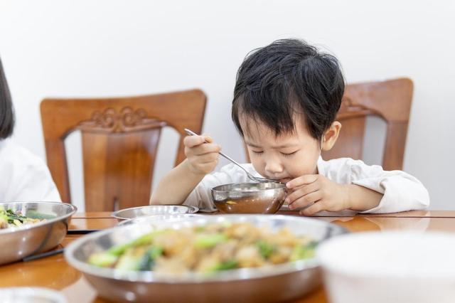 这些常见的食物，看似很平常危害却很大，比泡面还影响孩子发育