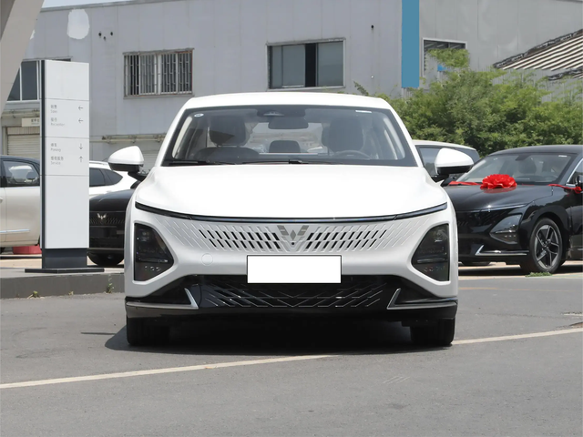 五菱再造神车！销量破8万台，综合优惠至高4万，顶配才10万出头！