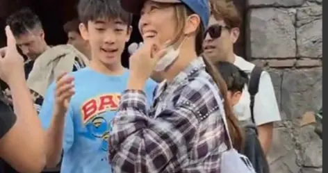 邓超带女儿迪士尼度假，偶遇应采儿一家人，13 岁 Jasper 还没小花高