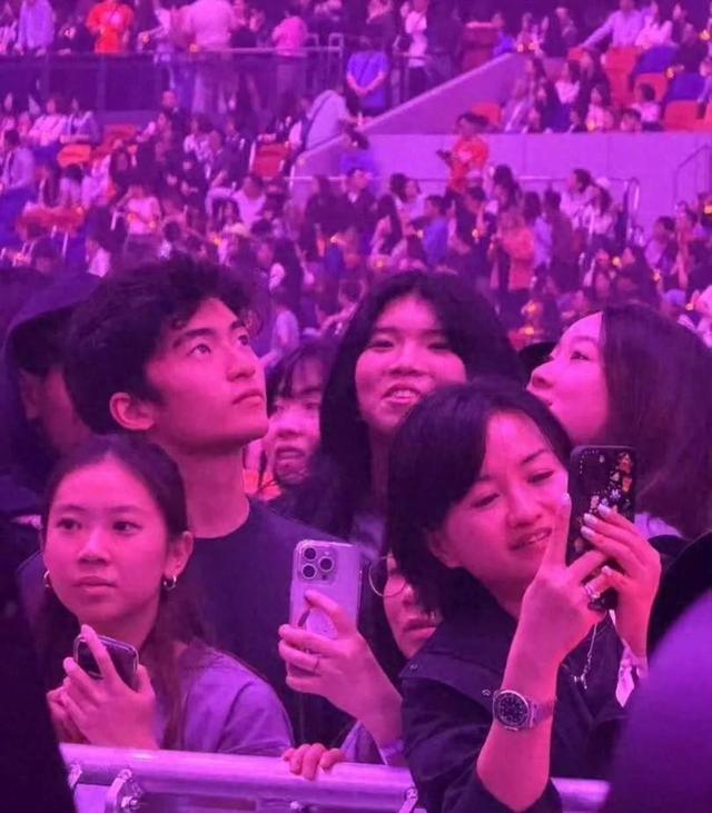 谢霆锋演唱会：祖孙三代超甜，霆锋的人生，到底赢在哪？