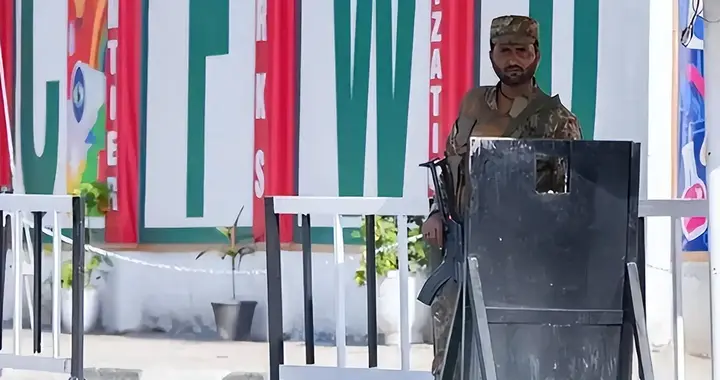 和谈前夜美军悍然扣船！伊朗内部分裂成这样，美伊这仗还怎么谈？