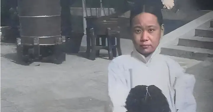 晚清时期，溥仪“奶娘”王连寿一张罕见留影，面对镜头，大方得体