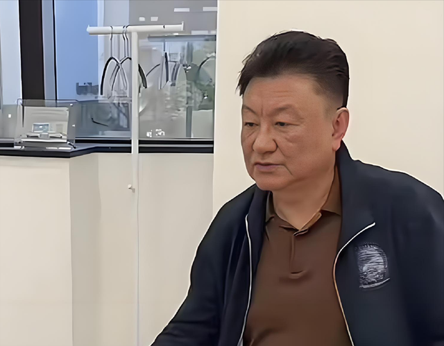 61岁王宁赴日本换血，金龟子陪同，手术画面曝光，知情者透更多