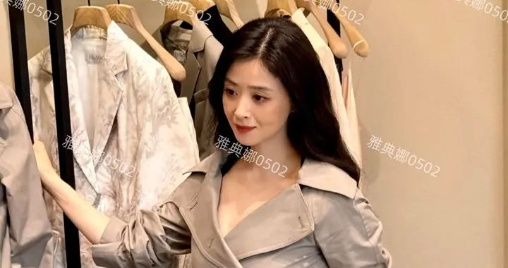 三里屯偶遇女明星瘦下来的蒋欣太美了，戚薇变样了表情也不太自然