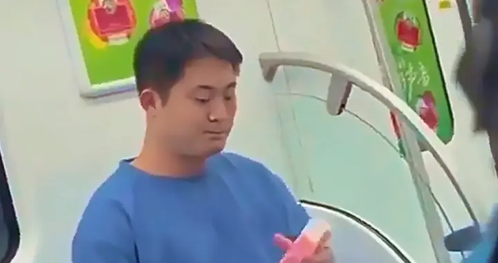 江苏地铁“数钱哥”走红海内外：中国人特有的松弛感，这一...