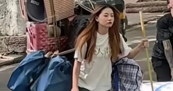开学最狠对比：被一件行李KO的娇弱少爷 VS 背10件行李的女汉子