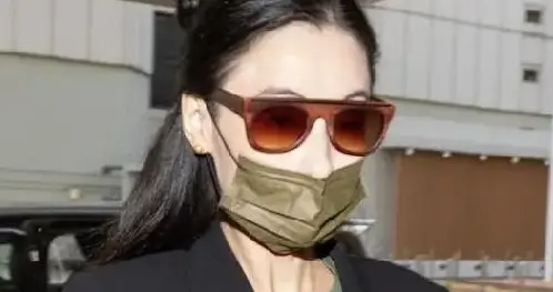 张柏芝戴口罩墨镜出庭，案情涉及艳照门，涉案金额逾4000万