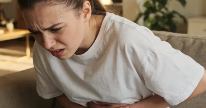 年轻女生频繁胃炎发作，这4个日常习惯才是元凶，要警惕