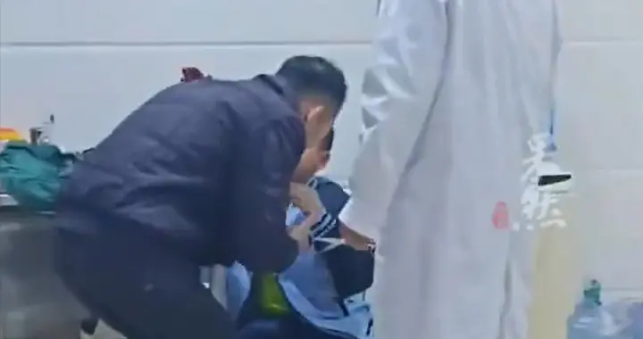 儿子考10分，爸爸一椅子砸破头，到了医院却崩溃自扇耳光