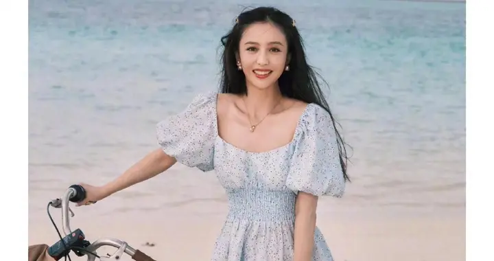 佟丽娅 海边碎花裙光脚丫写真