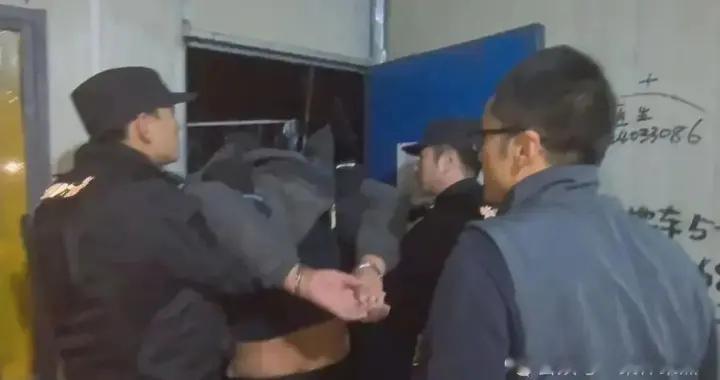 深夜，上海夫妻双双殒命屋内！现场一片狼藉，贵重财物没有丢失，一枚血手印...