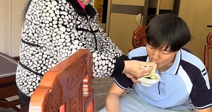 老人对孩子畸形的爱！渐渐成为父母教育孩子路上的绊脚石！
