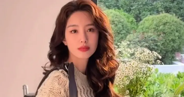 杨采钰毛衫配短裤坐在窗边晒太阳，慵懒美丽！