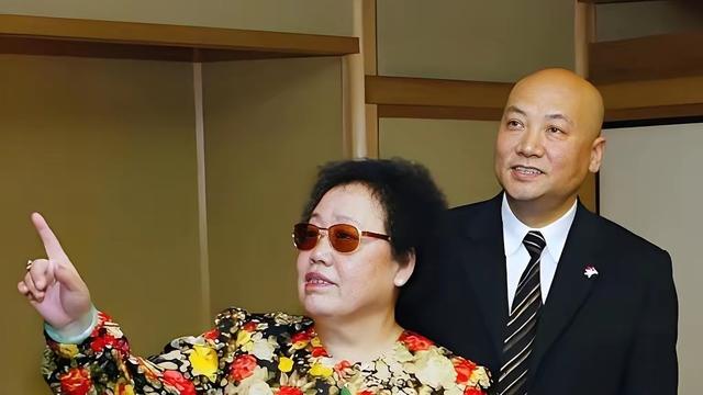 薇薇：陈丽华曾说："我跟迟先生认识的时候