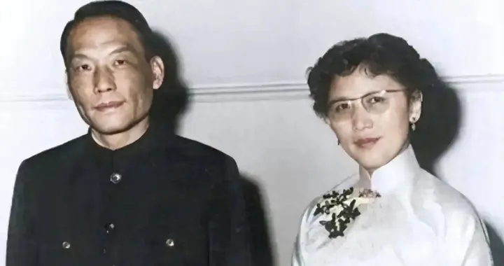 83年熊向晖准备请辞，荣毅仁向国务院陈明意见，希望中央不要同意